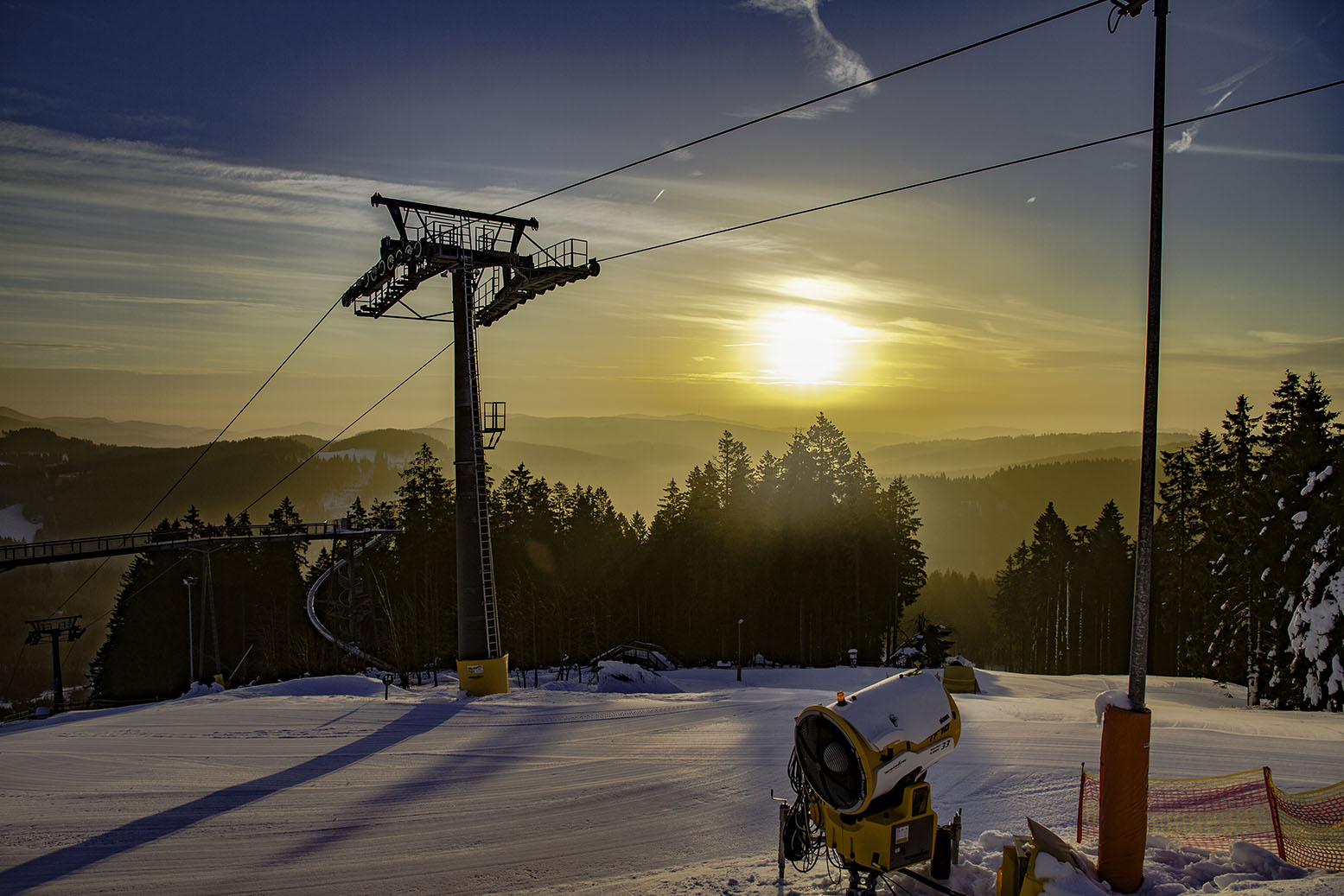 Bild eines Skilifts mit Sonnenaufgang